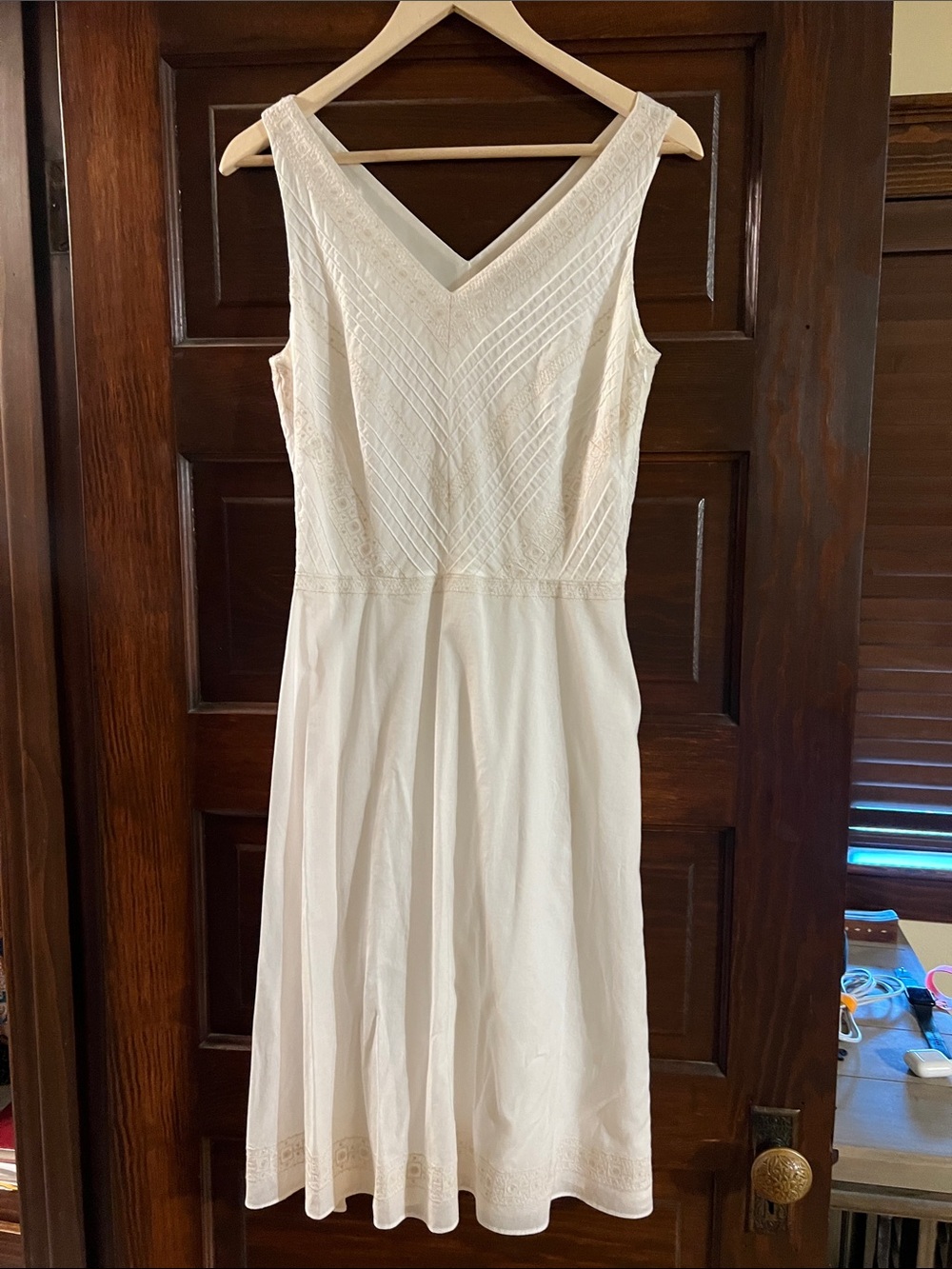 Ann Taylor Cream Sleeveless V‑Neck Midi Dress